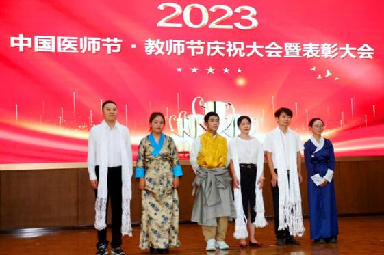 藏族学生献哈达.jpg